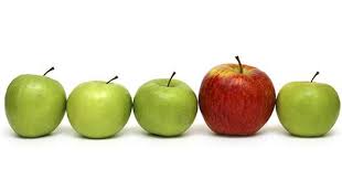 vienā rindā četri zaļi āboli un viens sarkans ābols